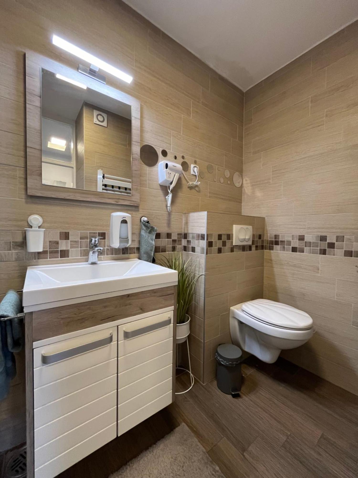 Appartamento Balzak 64M2, Free Parking & Wi-Fi Novi Sad Esterno foto